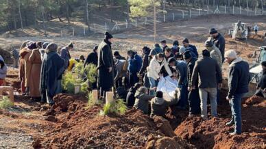 Au principal cimetière de Kahramanmaraş, les enterrements s’enchaînent toute la journée.