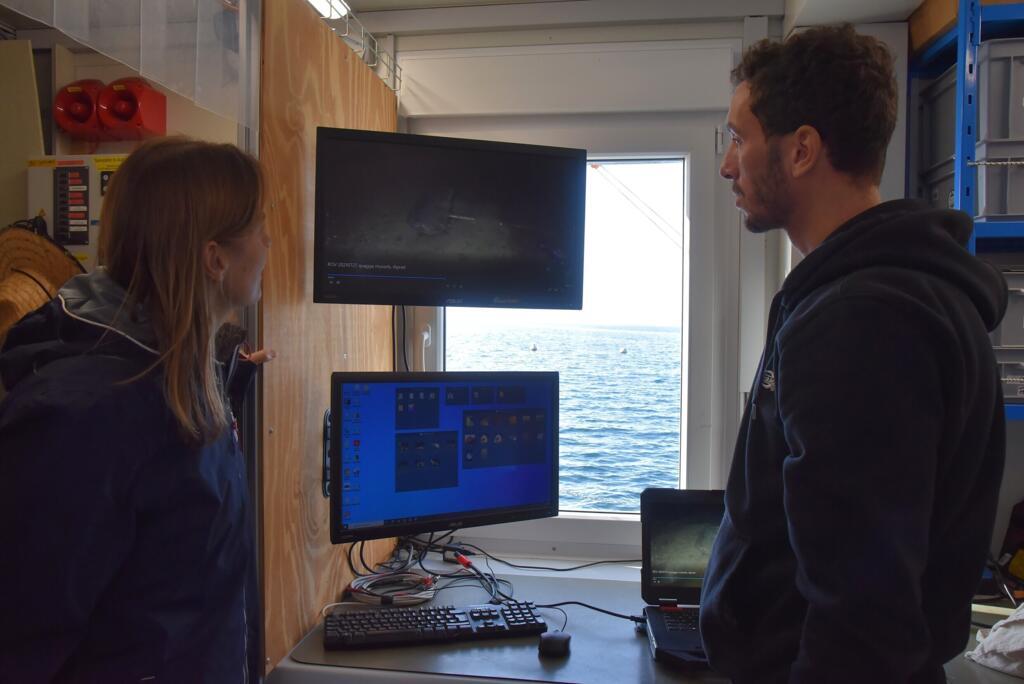 Natacha Tofield-Pasche et Jérémy Keller regarde une vidéo prise par l'un des robots sous-marin.