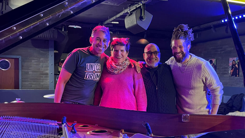 Jean-Philippe Fanfant (batteur), Maria Rodriguez, Thierry Fanfant (bassiste) et Swaeli Mbappé (bassiste), une complicité sincère.