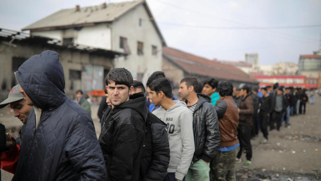 Des migrants attendent une distribution alimentaire gratuite près d’un hangar à Belgrade en Serbie, le 16 mars 2017.
