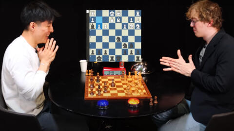 Julien Song (à gauche) et Gartin59 (à droite) s'affrontent au cours d'une partie un peu spéciale diffusée sur YouTube. (Capture d'écran)