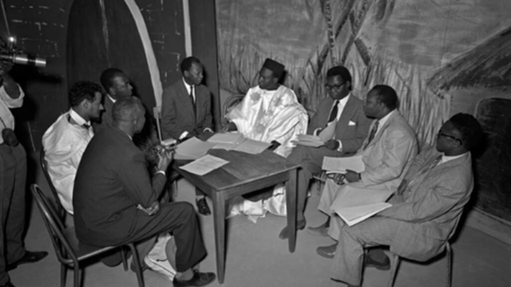 La conférence fédéraliste de Bamako (ancien Soudan) du 28 au 29 décembre 1958, de G à D : Nazi Boni, Hassen, Doudou Gueye, Mamadou Dia, Modibo Keita, Sourou Apithy, André et Joseph Ouédraogo.