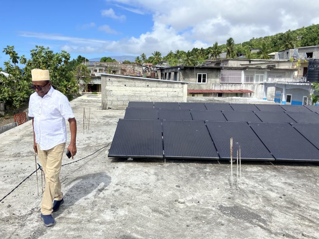 Face aux délestages, l'hôpital de M'Beni s'est lui-même financé des panneaux solaires et des générateurs.