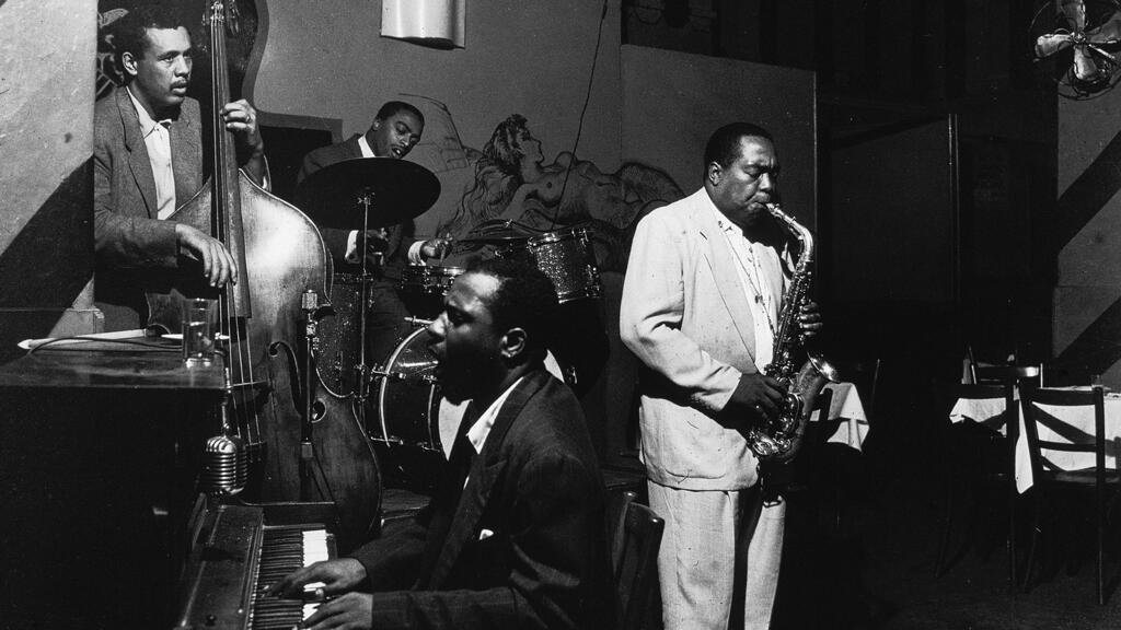 Sur scène, le contrebassiste Charles Mingus, le bassiste Roy Haynes, le pianiste Thelonious Monk et le saxophoniste Charlie Parker, à New York, le 13 septembre 1953.