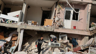 Les gens recherchent des survivants au milieu des décombres, après un tremblement de terre à Hatay, en Turquie, le 7 février 2023.