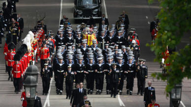 La famille royale, y compris le roi britannique Charles III et la princesse Anne, suit le cercueil de la reine Elizabeth II, drapé dans le Royal Standard, sur le State Gun Carriage de la Royal Navy à Wellington Arch à Londres, le lundi 19 septembre 2022.