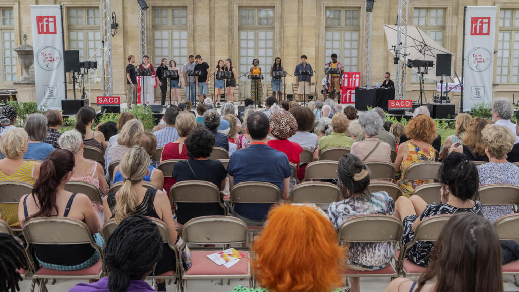 Les comédiens et Pierre-Alexandre Lampert sur scène, à Avignon, juillet 2024.