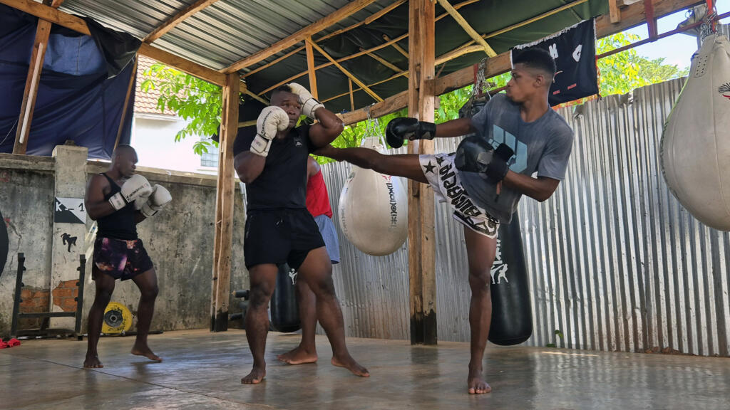 Les combattants de Diego, Ambilobe et Port Bergé à l'entrainement dans une salle de morengy à Madagascar.