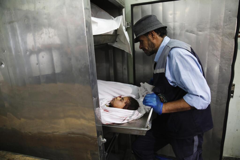 Muitas crianças são mortas pelos ataques israelenses em Gaza. Aqui, uma jovem vítima é levada para o necrotério em Beit Lahiya, no norte do enclave palestino.