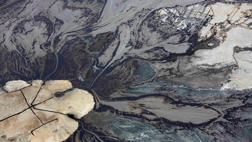 Le pétrole entre dans un bassin de résidus miniers aux exploitations de sables bitumineux de Suncor près de Fort McMurray, en Alberta au Canada (image d'illustration).
