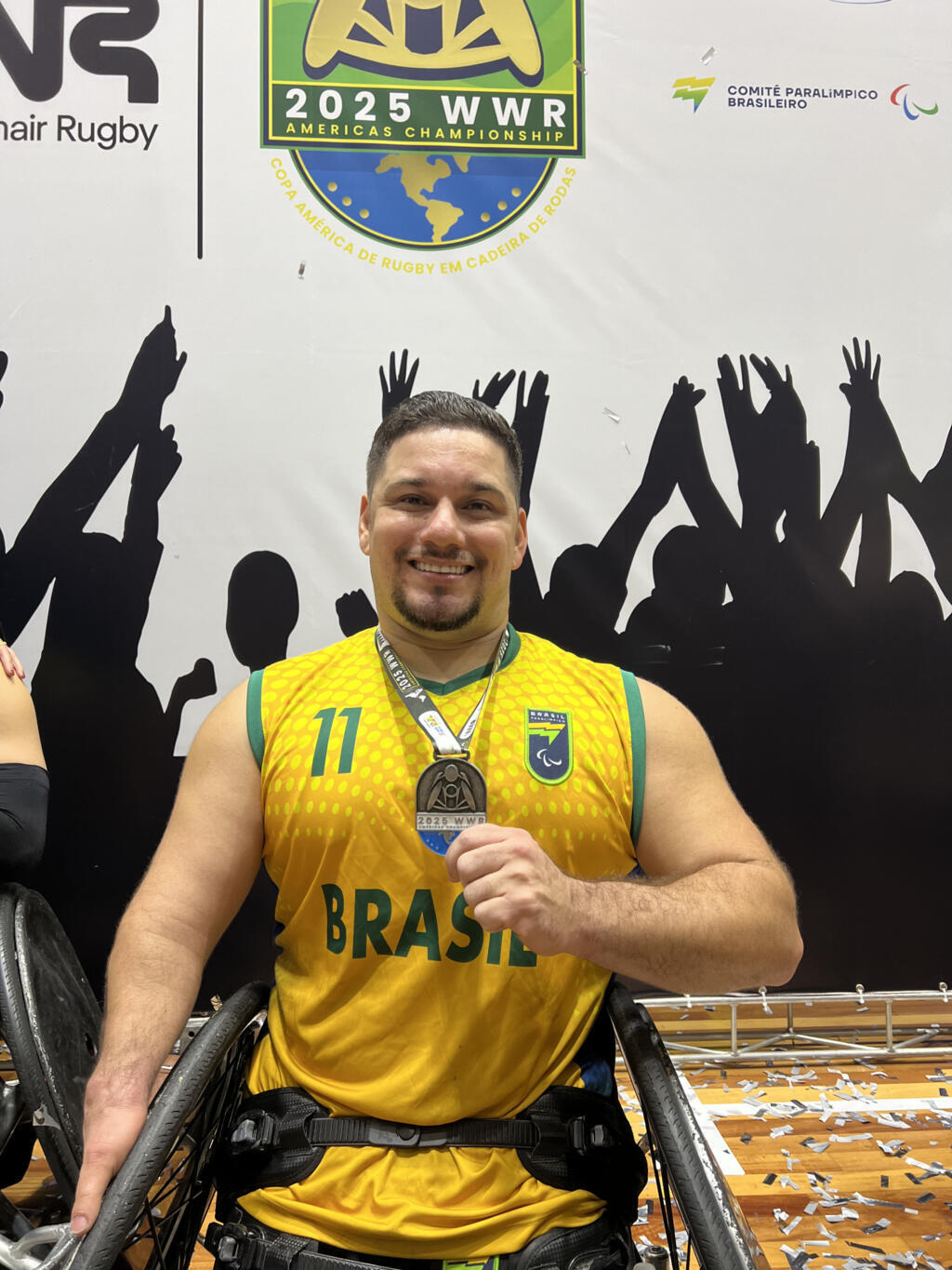 “Foi sensacional. Fizemos uma campanha extraordinária”, celebrou o capitão Júlio Braz, que exibe sua medalha de prata da Copa América.