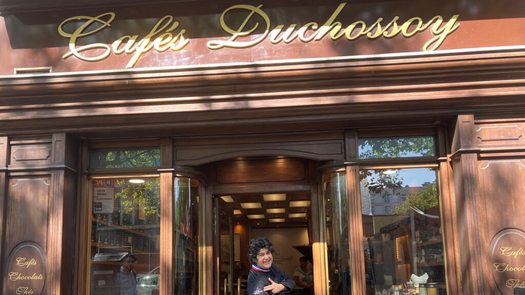 Anne Caron devant la Brûlerie Duchossoy.