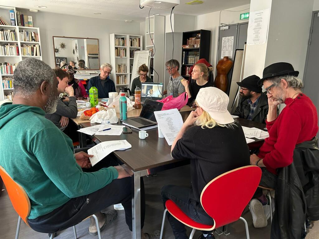 Pessoas acolhidas pelo centro de urgência do Samusocial de Paris participam de um ateliê literário na Maison de la Poésie, no âmbito da programação do Mês Festivo, em 11 de maio de 2023.