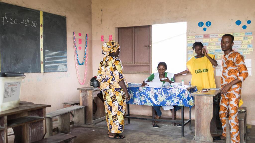 Une femme s’apprête à voter dans le bureau de vote, à l’école primaire Agla East State, à Cotonou, ce dimanche 28 avril 2019.