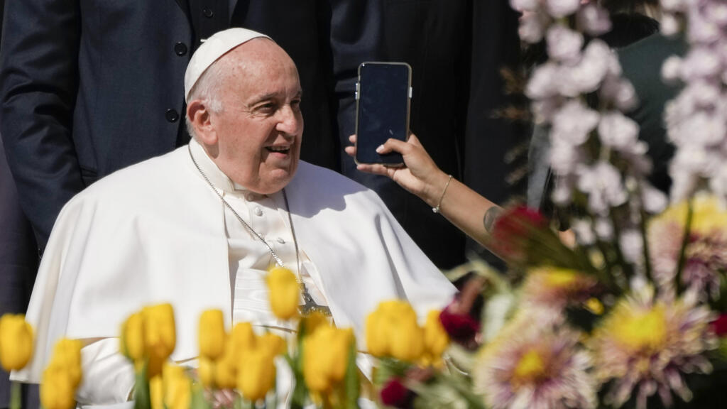 Le pape François quitte la place Saint-Pierre après son audience générale hebdomadaire, au Vatican, le mercredi 12 avril 2023. Convaincu que le numérique est « cadeau de Dieu », le pape François a mis néanmoins en garde contre les dérives des IA génératives.