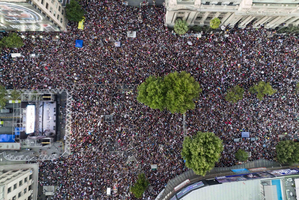 Partidários de Boric celebram resultados nas ruas do Chile.