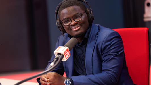 Le journaliste Pascal Mulegwa dans les studios de RFI à Paris, le 17/12/2024.