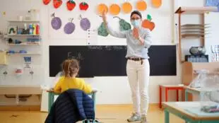 Una maestra des escuela francesa el 12 de mayo.