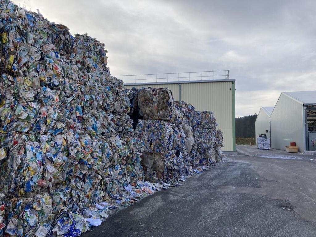 Les balles de briques alimentaires usagées, à l'extérieur de l'usine de Laval-sur-Vologne.