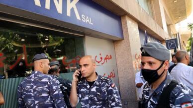 Des forces de sécurité libanaise devant une banque après le braquage d'une cliente cherchant à récupérer son argent, à Beyrouth, le 14 septembre.