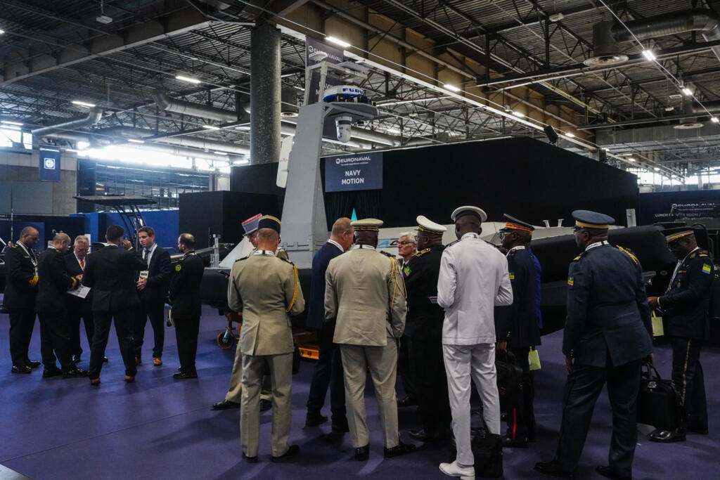 Des visiteurs observent un drone naval au salon des équipements navals de défense Euronaval 2024 à Villepinte, près de Paris, le 4 novembre 2024.
