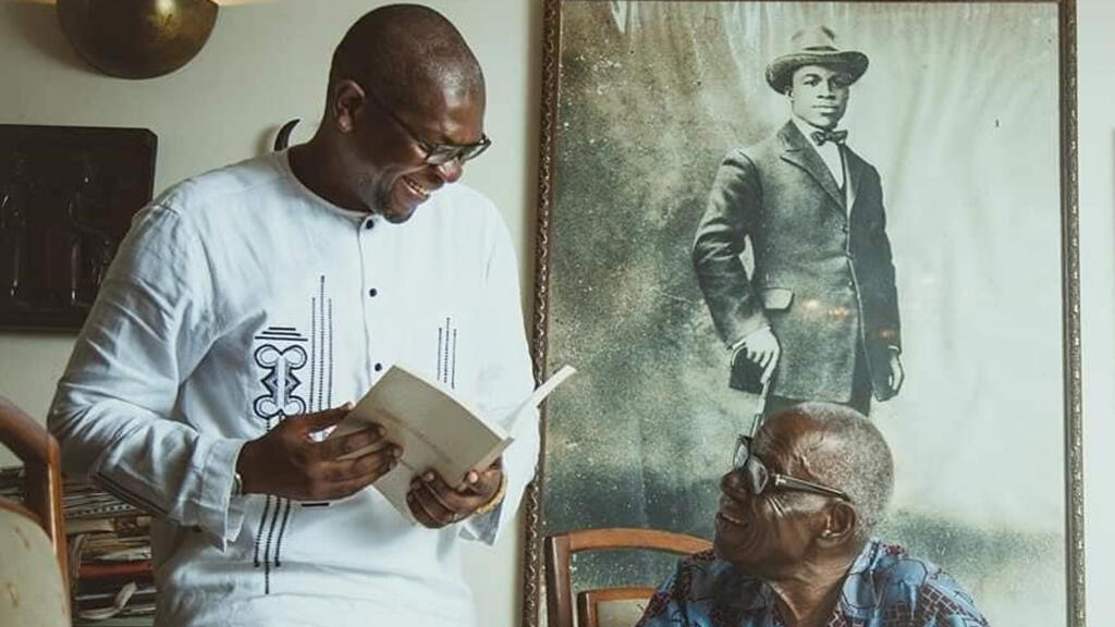 Franck Hermann Ekra en conversation avec Bernard Dadié, son père spirituel.