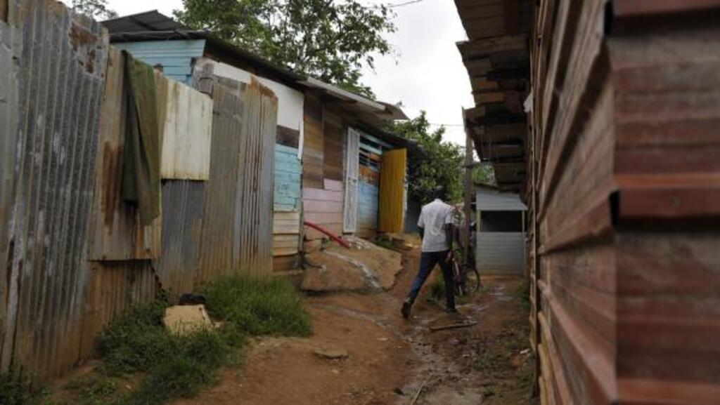 Dans les ruelles de Piste Tarzan, un bidonville de Cayenne.