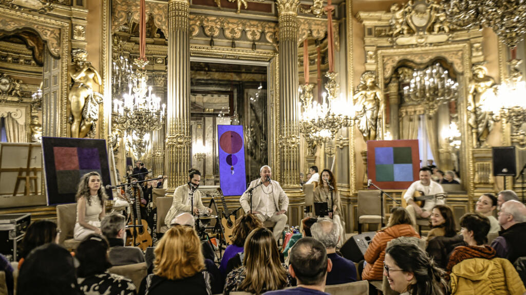 No Salón de Embajadores, uma sala dourada da Casa de América, no centro de Madri, gente de toda parte tem se reunido para apreciar música em língua portuguesa.