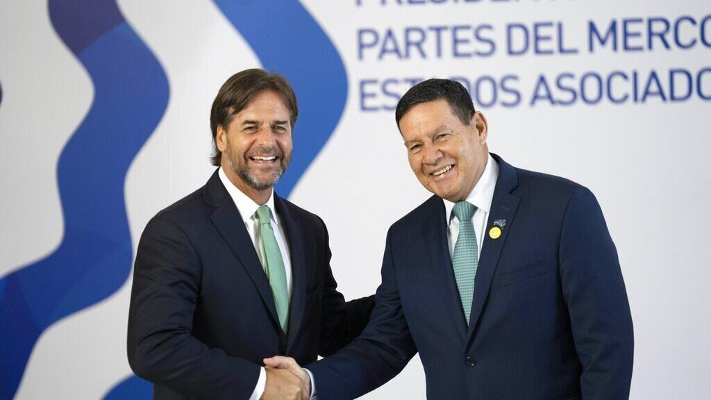 O presidente do Uruguai, Luis Lacalle Pou, esquerda, cumprimenta o vice-presidente brasileiro Hamilton Mourao na cúpula do bloco comercial do Mercosul em Montevidéu, Uruguai, terça-feira, 6 de dezembro de 2022.