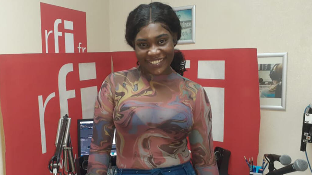 Rutshelle Guillaume posant au studio de Koze Kilti.