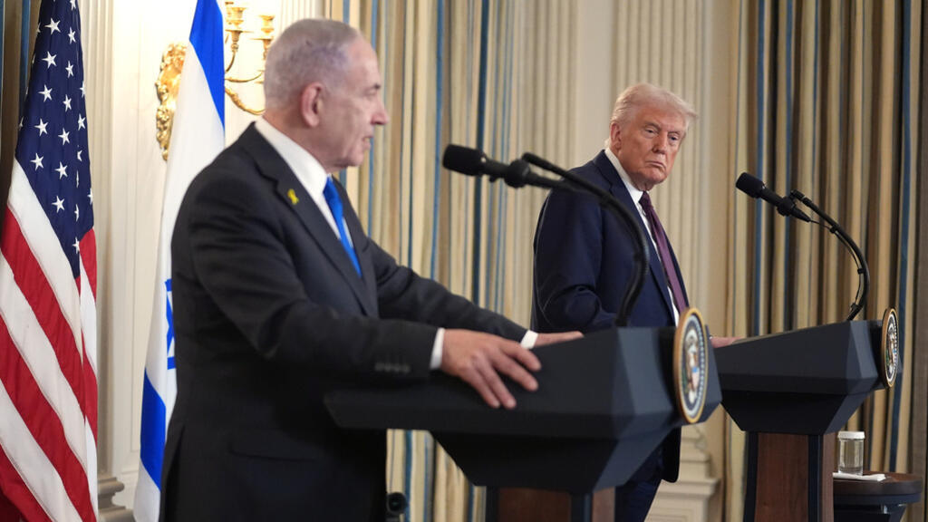 Tổng thống Mỹ Donald Trump (P) và thủ tướng Israel Benyamin Netanyahu họp báo sau cuộc gặp tại Nhà Trắng, Washington, Hoa Kỳ, ngày 29/09/2025.