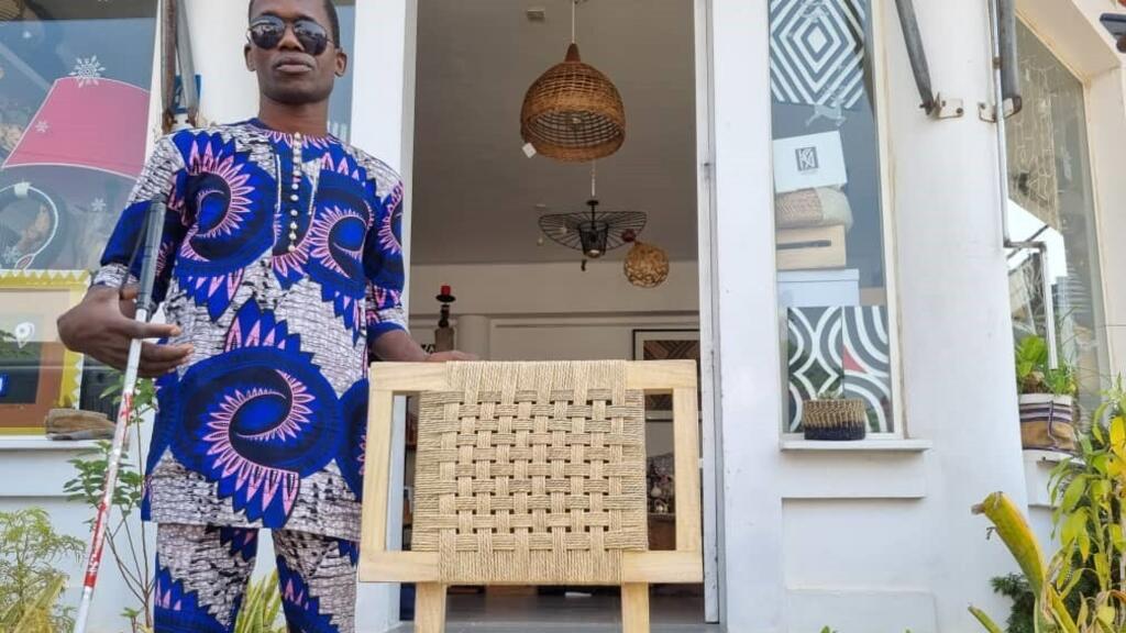 Après un accident dans lequel il a perdu la vue, le Béninois Franck Adolalinkpo s'est reconverti dans l'artisanat.
