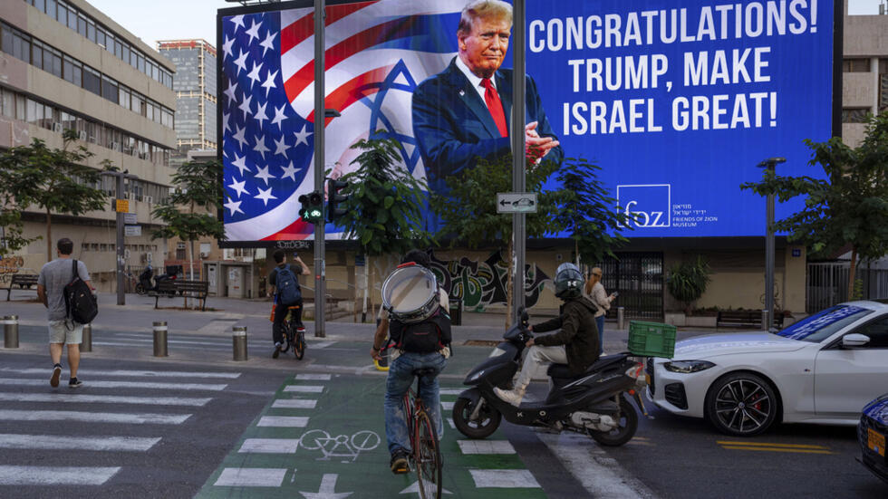 Bango lenye picha ya rais mteule wa Marekani Donald Trump likiwa na ujumbe wa kumpongeza ukisema ifanye Israeli kuwa kubwa tena mjini Tel Aviv, Israel, Jumatano Novemba 2024.