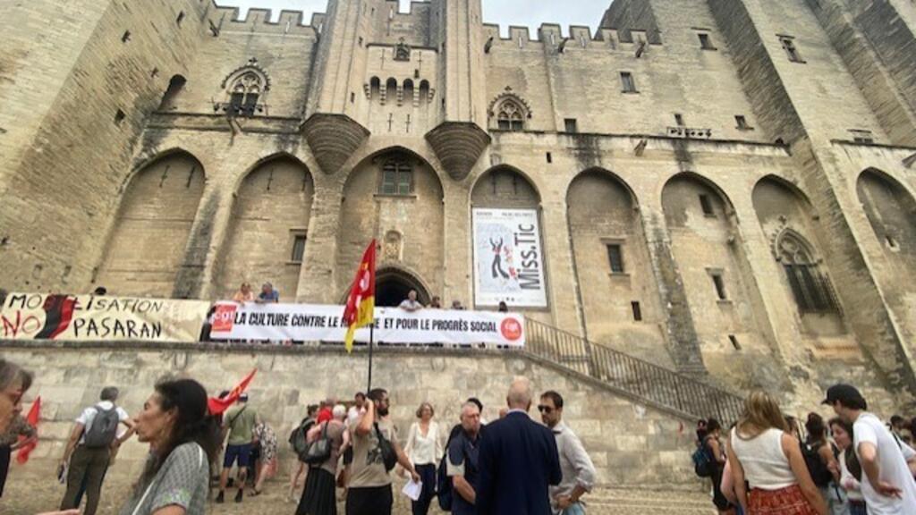 Artistas presentes no 78º Festival de Avignon protestam contra a extrema direita, 29 de junho de 2024.