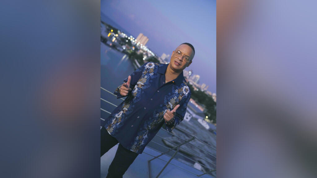 Le chanteur cubain de salsa Issac Delgado.