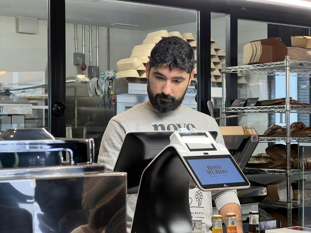 Guilherme Gleiser em sua padaria, Novo Mundo, em Madri, Espanha.