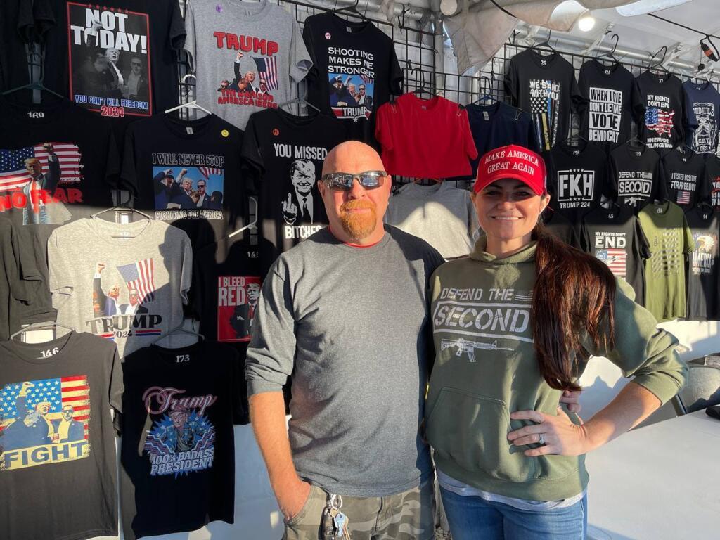 Kirk et Natalie devant leur stand de produits dérivés de Donald Trump.