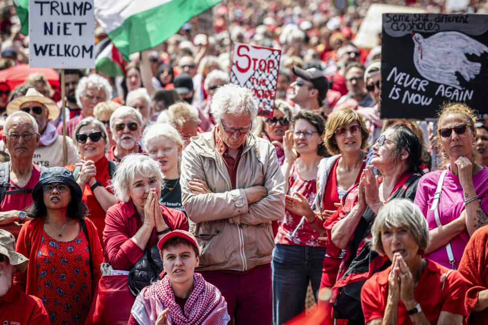 Les manifestants agitent des drapeaux et des pancartes palestiniens alors qu'ils assistent à une manifestation organisée par Oxfam Novib, PAX, Amnesty International, Save the Children et Médecins sans frontières en soutien aux Palestiniens, à La Haye le 15 juin 2025.