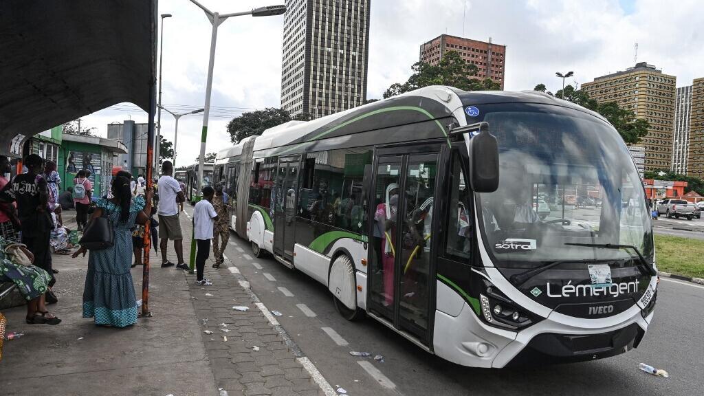 Des bus de la Société de Transport Abidjanais (SOTRA) à l'arrêt de bus du quartier commerçant du Plateau à Abidjan le 2 octobre 2023. (Image d'illustration)