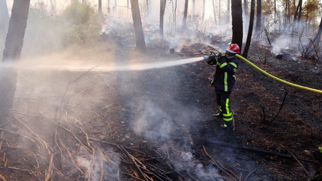 Bombeiros lutaram durante cinco dias para tentar controlar os incêndios florestais no Sul da França. 