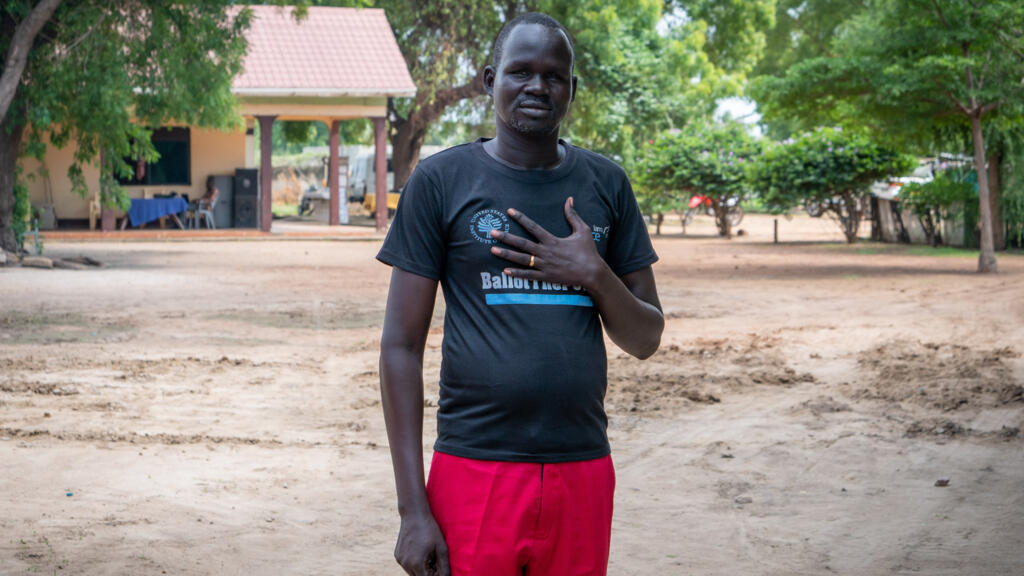Thiong Lual Thiong, alias Nyan Paleu, chanteur traditionnel sud-soudanais de Bor.