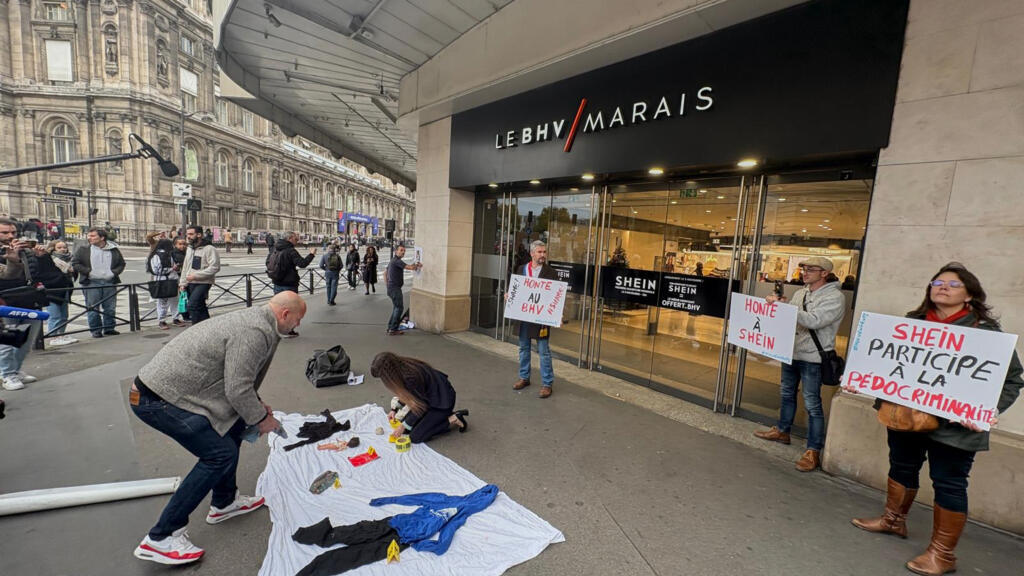 Des manifestants protestent contre la marque Shein  pour la commercialisation de poupées sexuelles à caractère pédopornographique, devant le BHV à Paris le 3 novembre 2025, où Shein doit ouvrir sa première boutique permanente au monde.