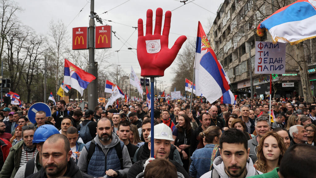 Une personne tient une main rouge alors que des étudiants et des manifestants anti-gouvernementaux participent à une manifestation, qui est devenue un mouvement national pour le changement après l'effondrement meurtrier du toit de la gare de Novi Sad en novembre 2024, à Belgrade, en Serbie, le 15 mars 2025.