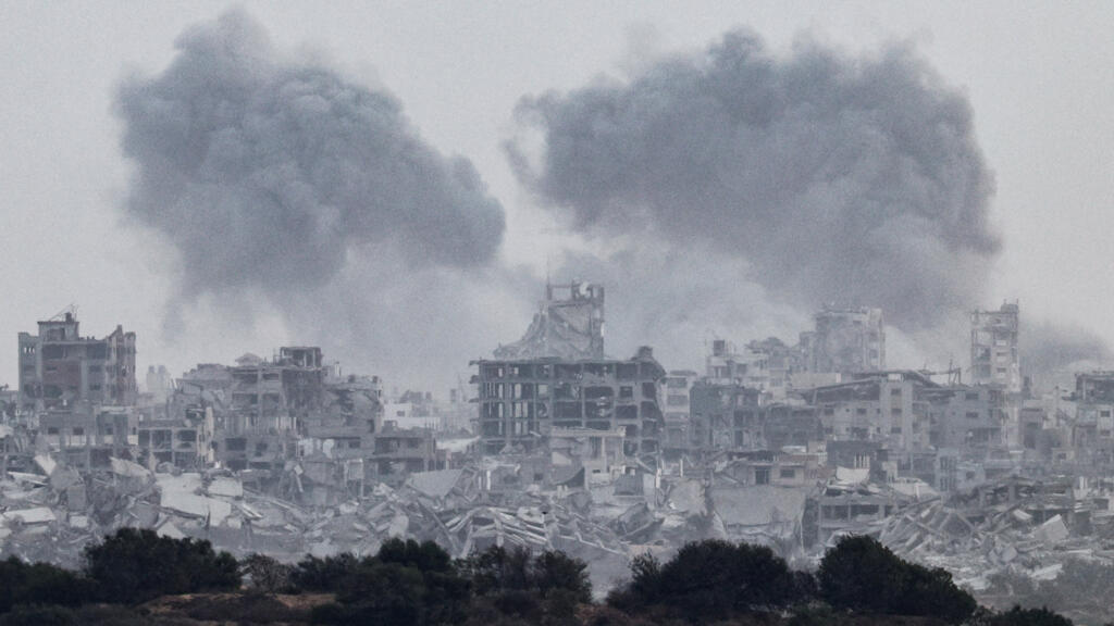 Colunas de fumaça na Faixa de Gaza após bombardeios israelenses, em 5 de outubro de 2025.
