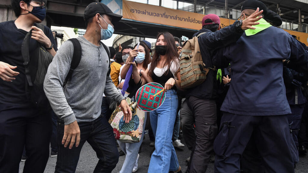 Des femmes tentent de passer devant la police lors d'un rassemblement de manifestants pro-démocratie à Bangkok le 15 octobre 2020, après que la Thaïlande a publié un décret d'urgence à la suite d'un rassemblement antigouvernemental la veille. (Image d'illustration)