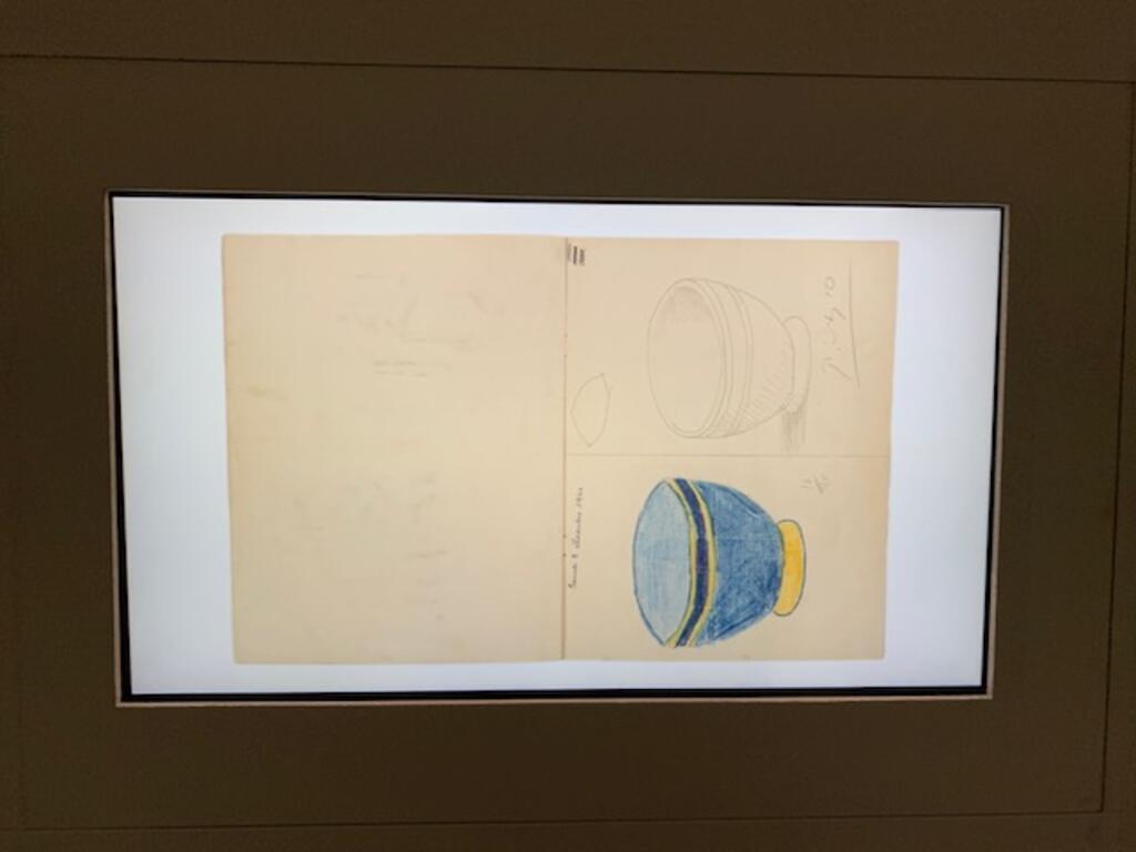 Foto do caderno que Picasso fez para ensinar técnicas de desenho para a sua primeira filha, Maya, que, i vertendo os papéis, dava otas ao pai. Para este vaso, ela deu a nota 10 sobre 20.