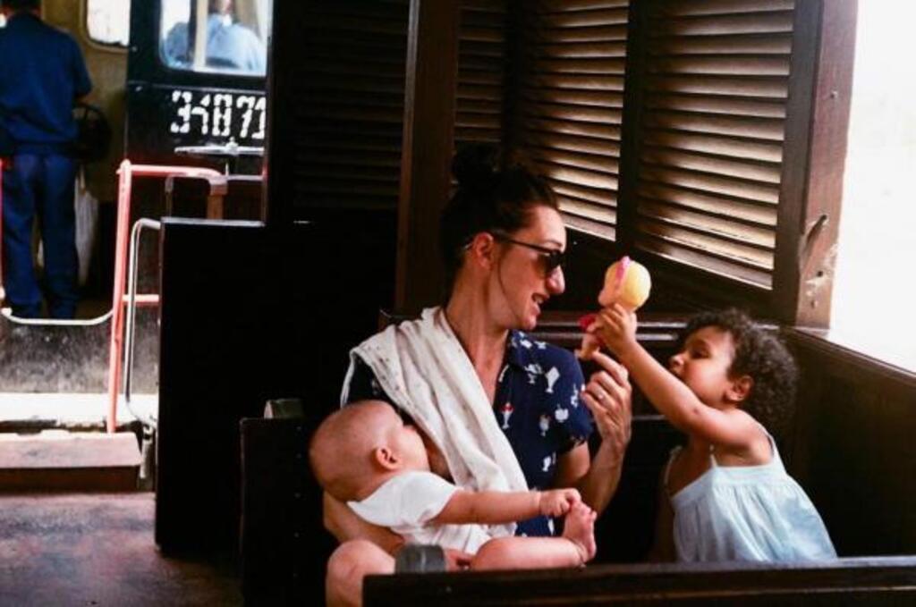 Anne avec ses filles June et Nina dans un train à Cuba.