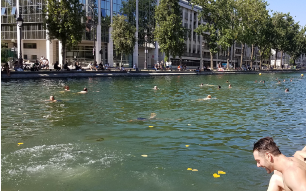 Durante todo o verão na França, parisienses podem se banhar aos domingos no Cala Saint-Martin, que desemboca no rio Sena.