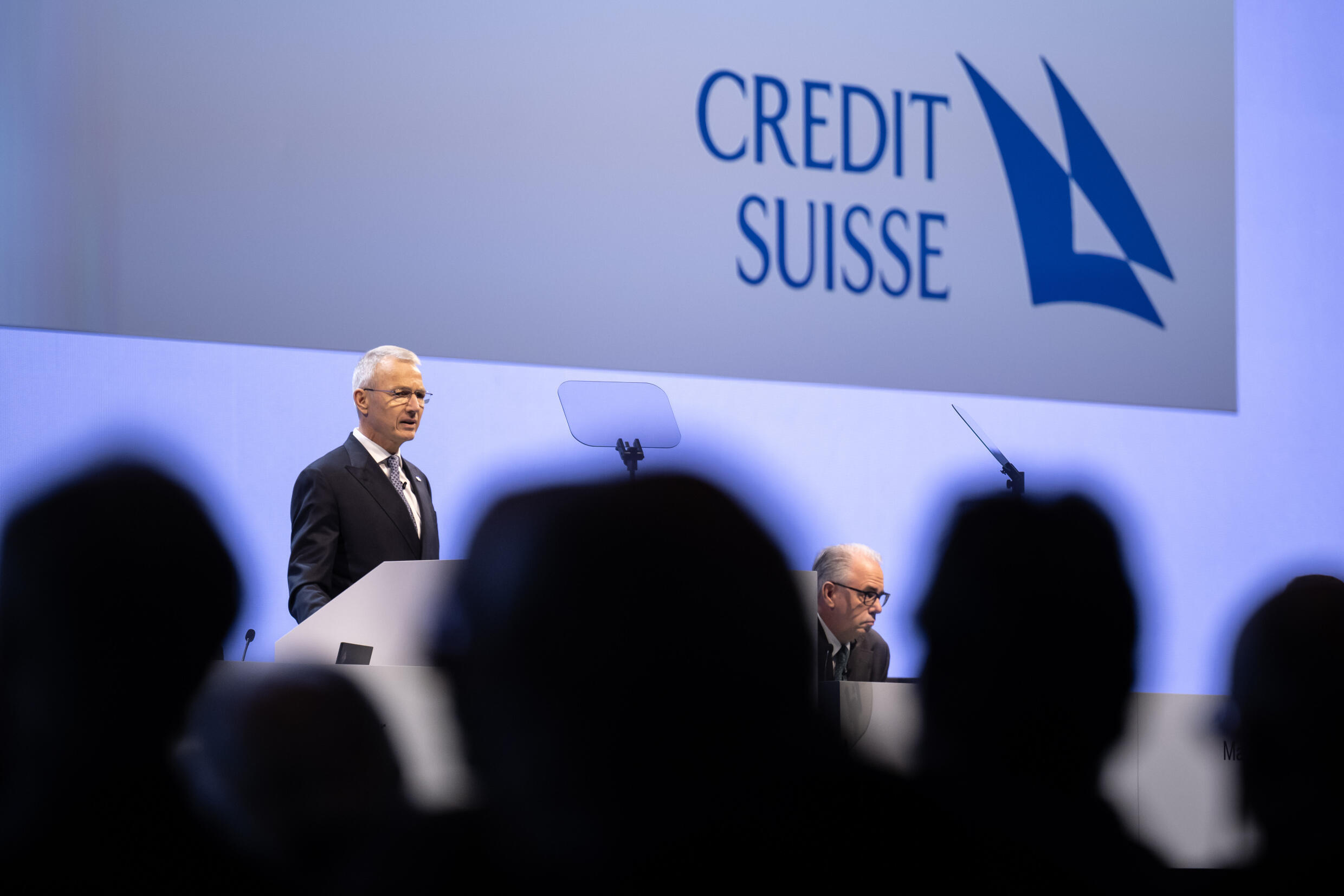 Credit Suisse chiefs say sorry to angry shareholders