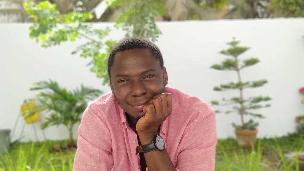 Né à Saint-Louis en 1988, le Sénégalais Elgas est journaliste, essayiste, mais aussi romancier, depuis la parution en septembre 2021 de son premier roman, "Mâle noir", publié aux éditions Ovadia.